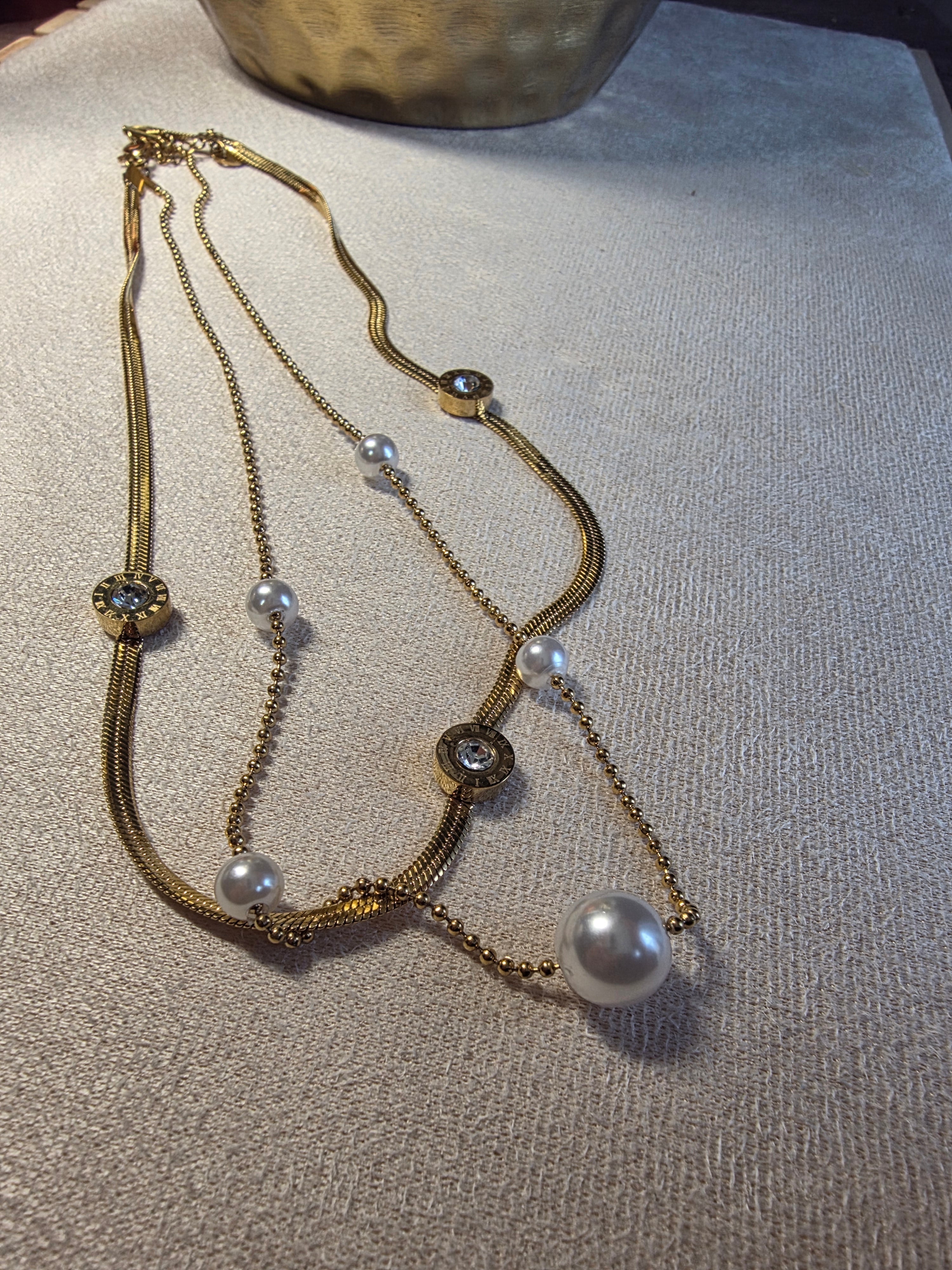 Collier Acier Inoxydable Multi-Chaînes Perles Nacrées Médaillons