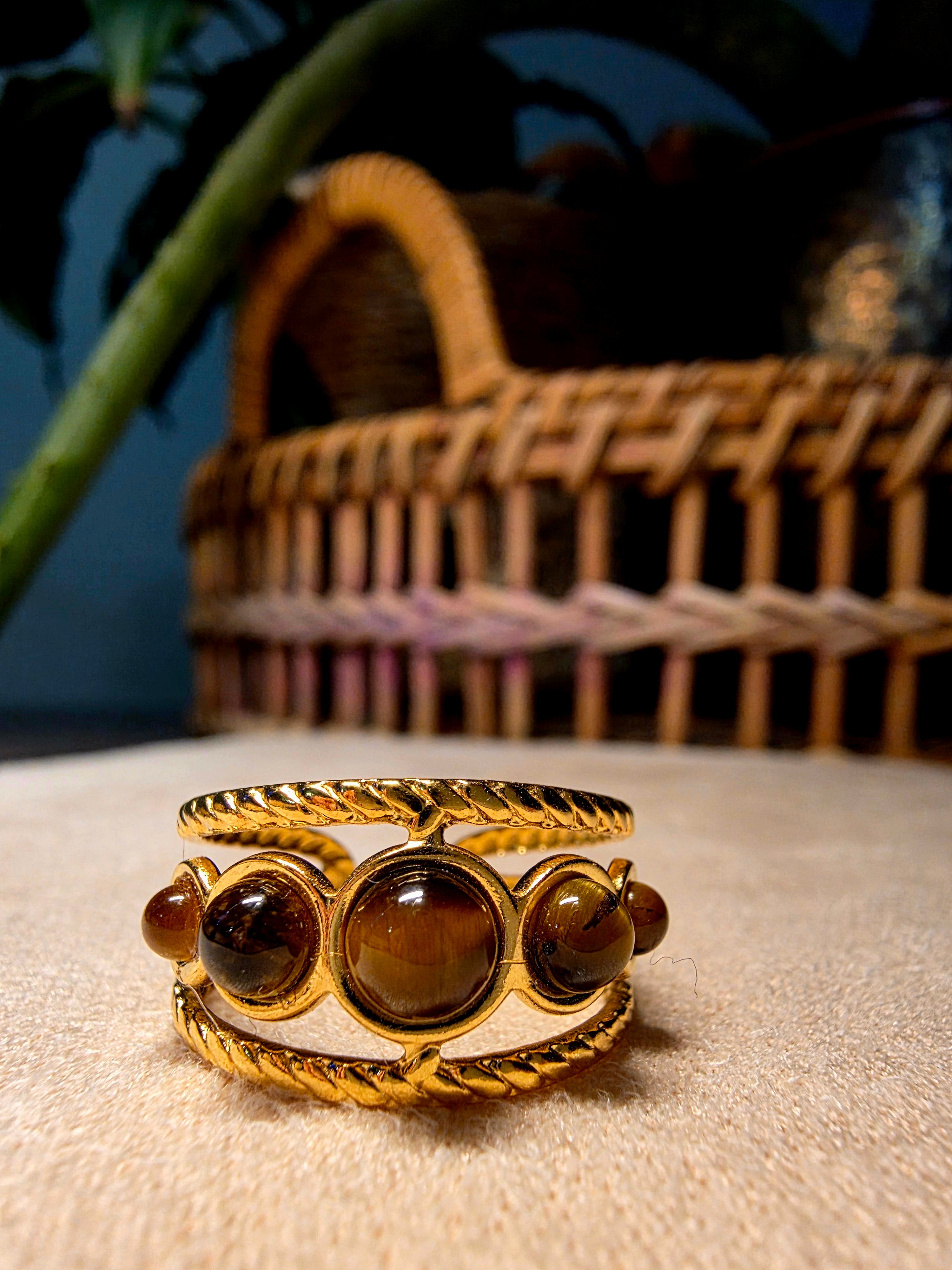 Bague Acier Inoxydable Dorée Triple Rangs 5 Pierres Œil de Tigre Rondes Ajustable