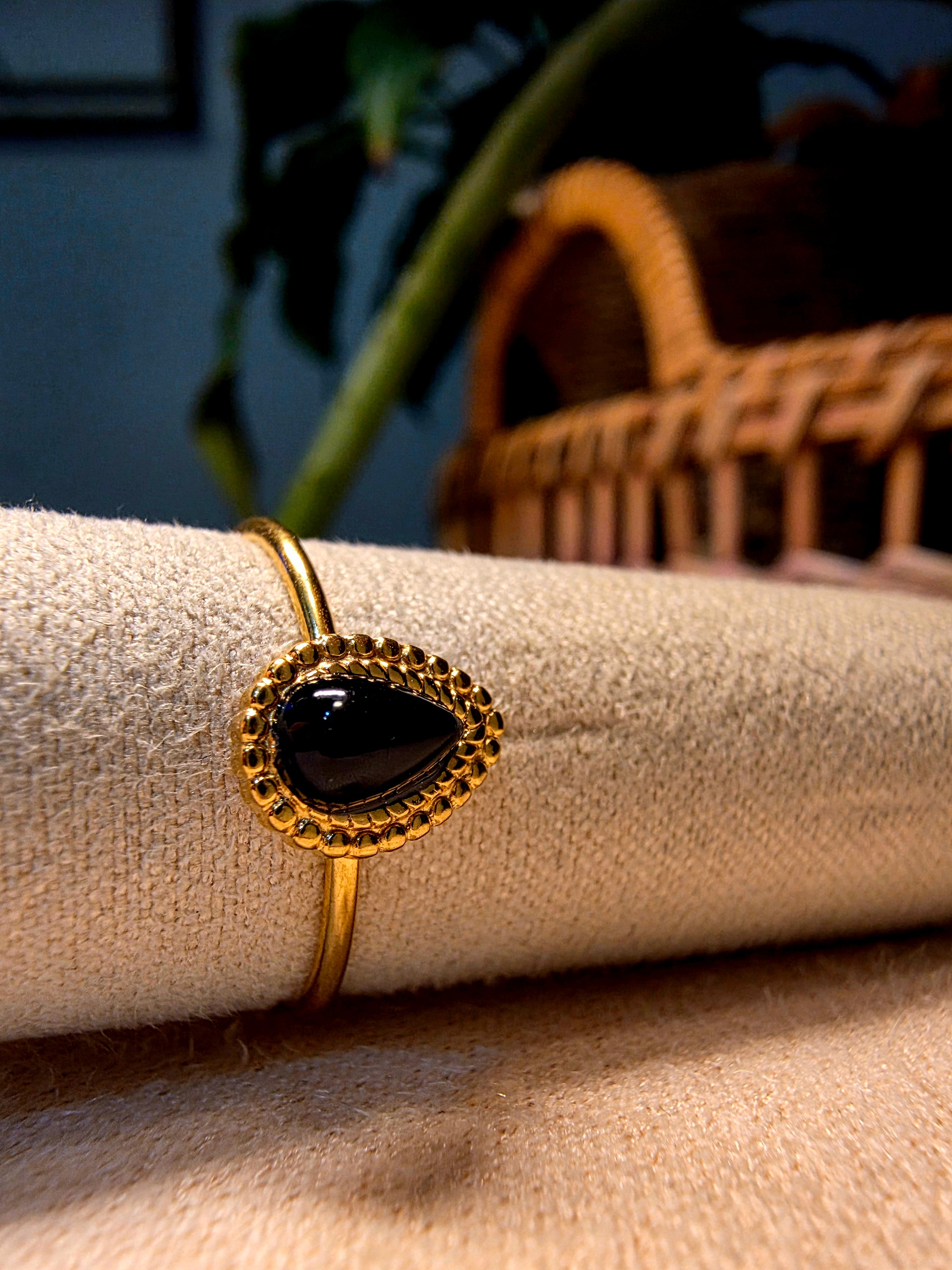 Bague Acier Inoxydable Dorée Pierre Noire Onyx Goutte Contour Perlé Ajustable