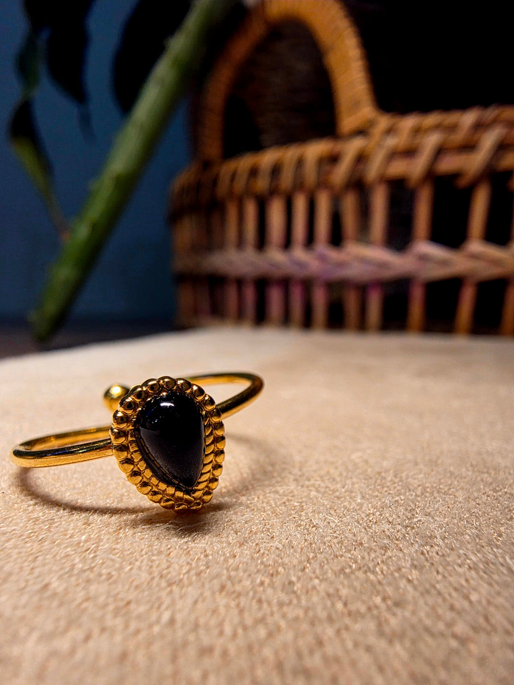 Bague Acier Inoxydable Dorée Pierre Noire Onyx Goutte Contour Perlé Ajustable