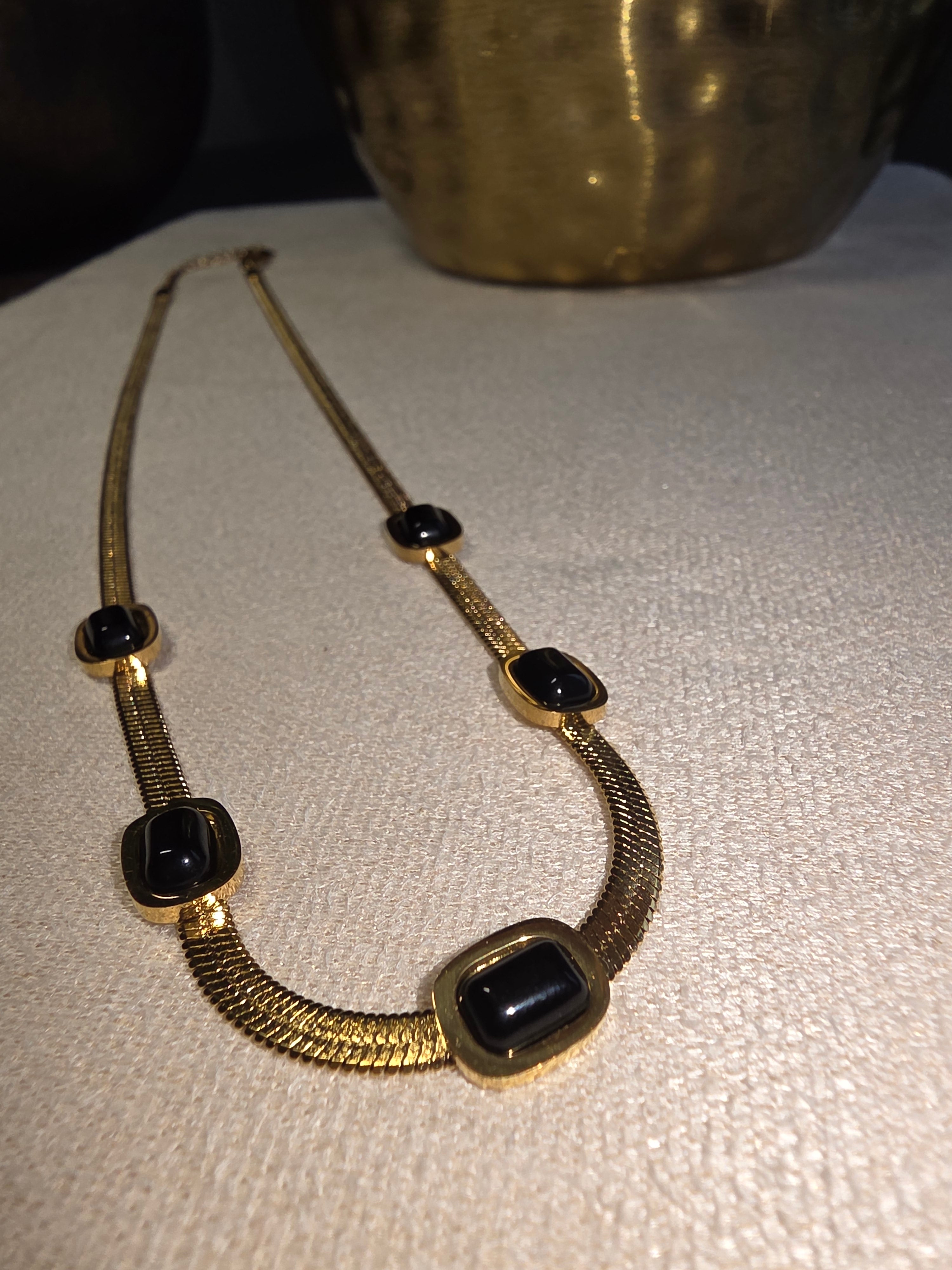 Collier Chaîne Serpent Pierres Noires Dorées