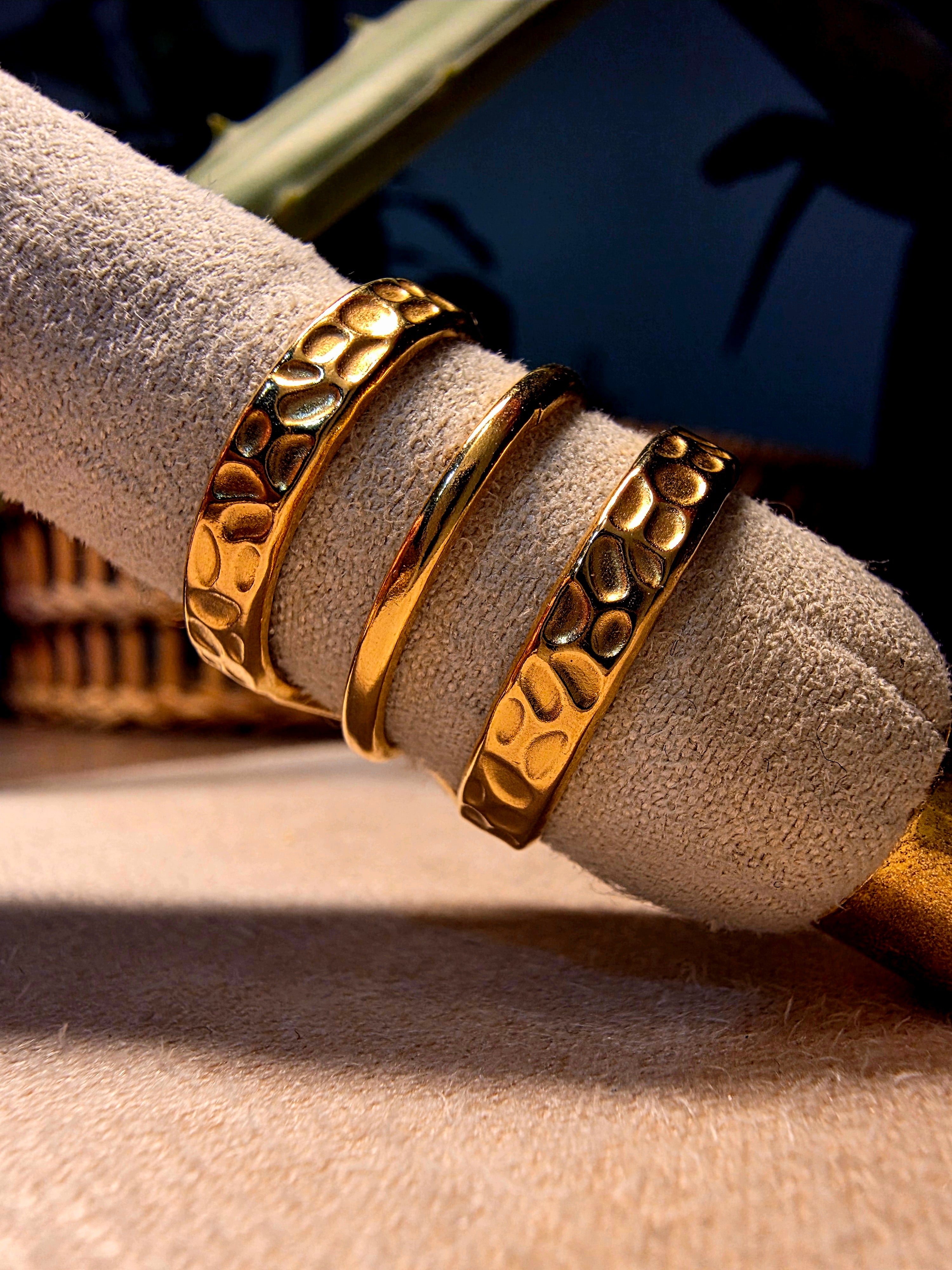 Bague Acier Inoxydable Dorée Triple Rangs Spirale Martelée Ajustable