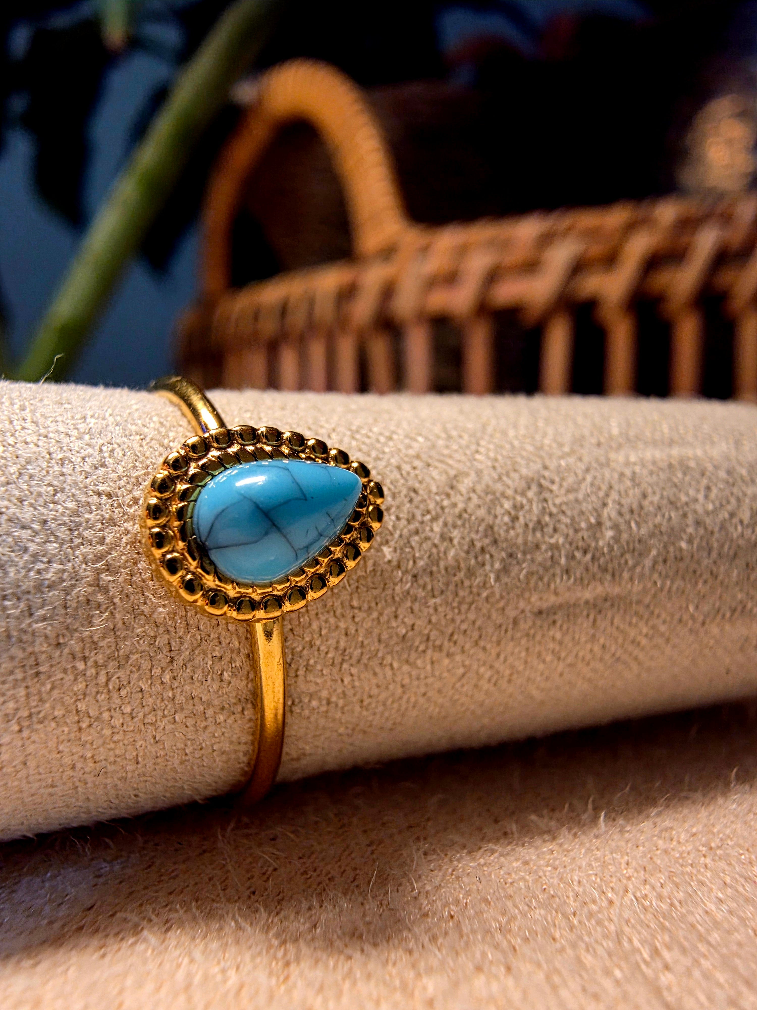 Bague Acier Inoxydable Dorée Pierre Turquoise Goutte Contour Perlé Ajustable