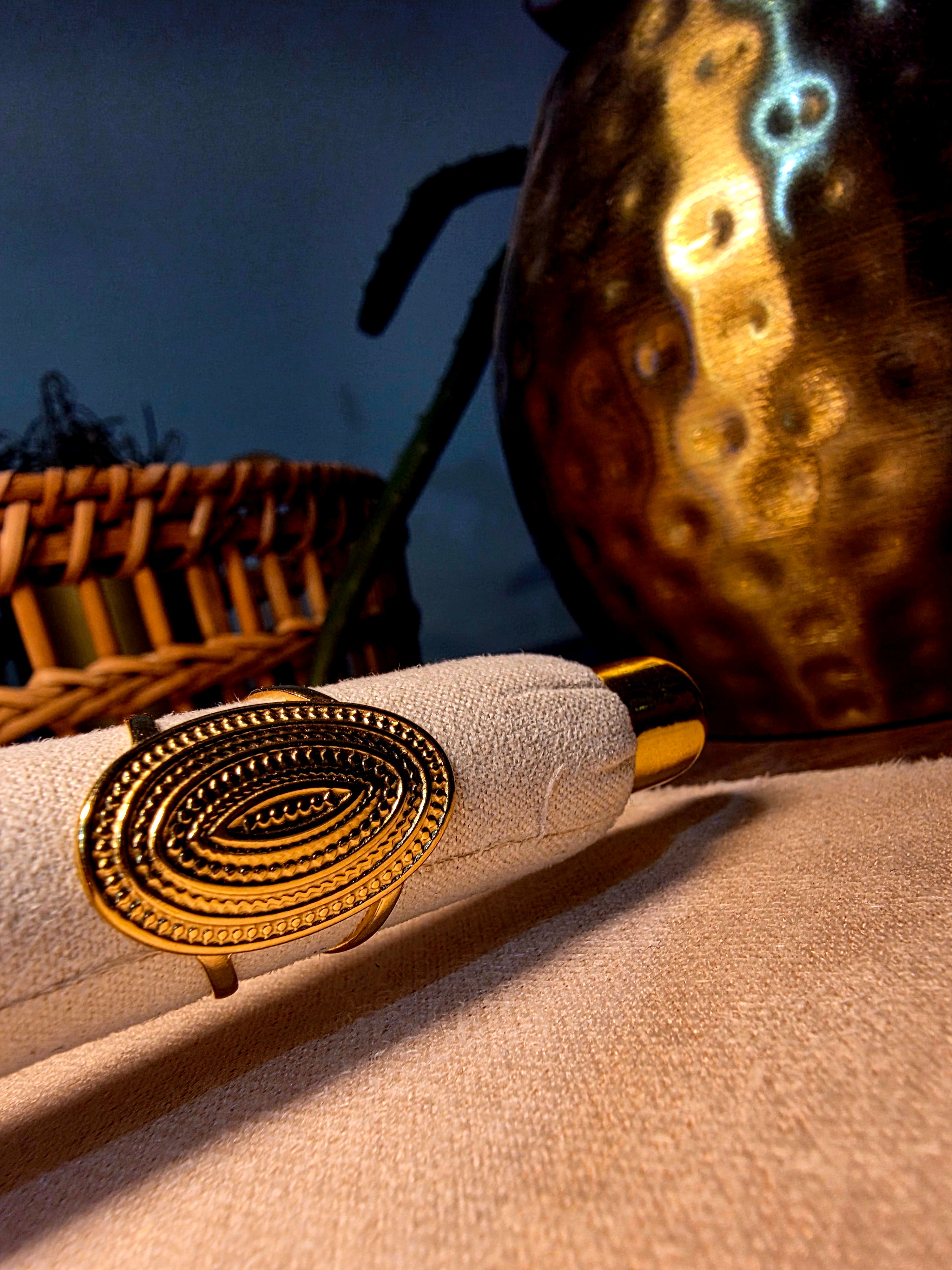 Bague Dorée Large Ovale Motifs Perlés