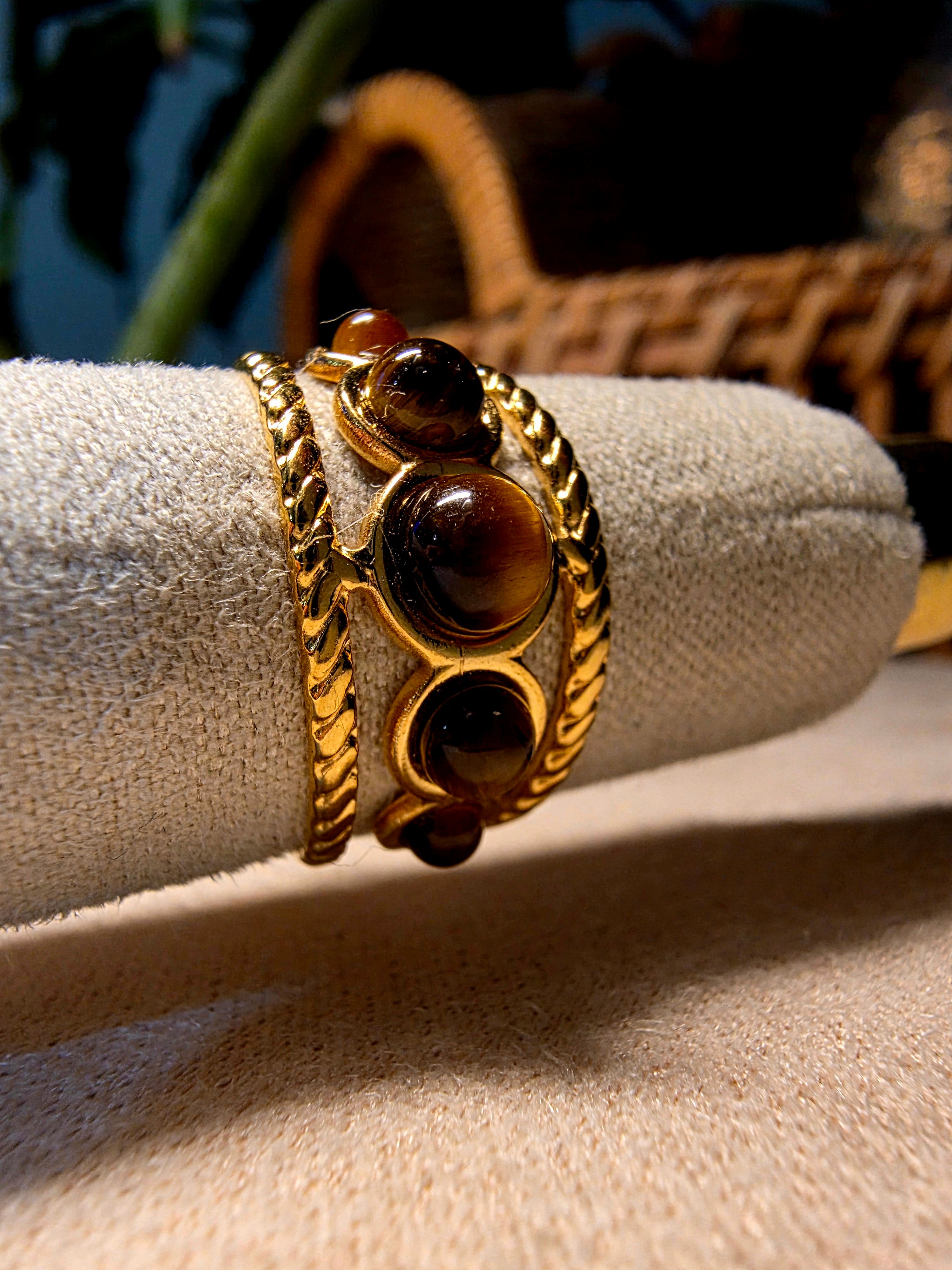 Bague Acier Inoxydable Dorée Triple Rangs 5 Pierres Œil de Tigre Rondes Ajustable