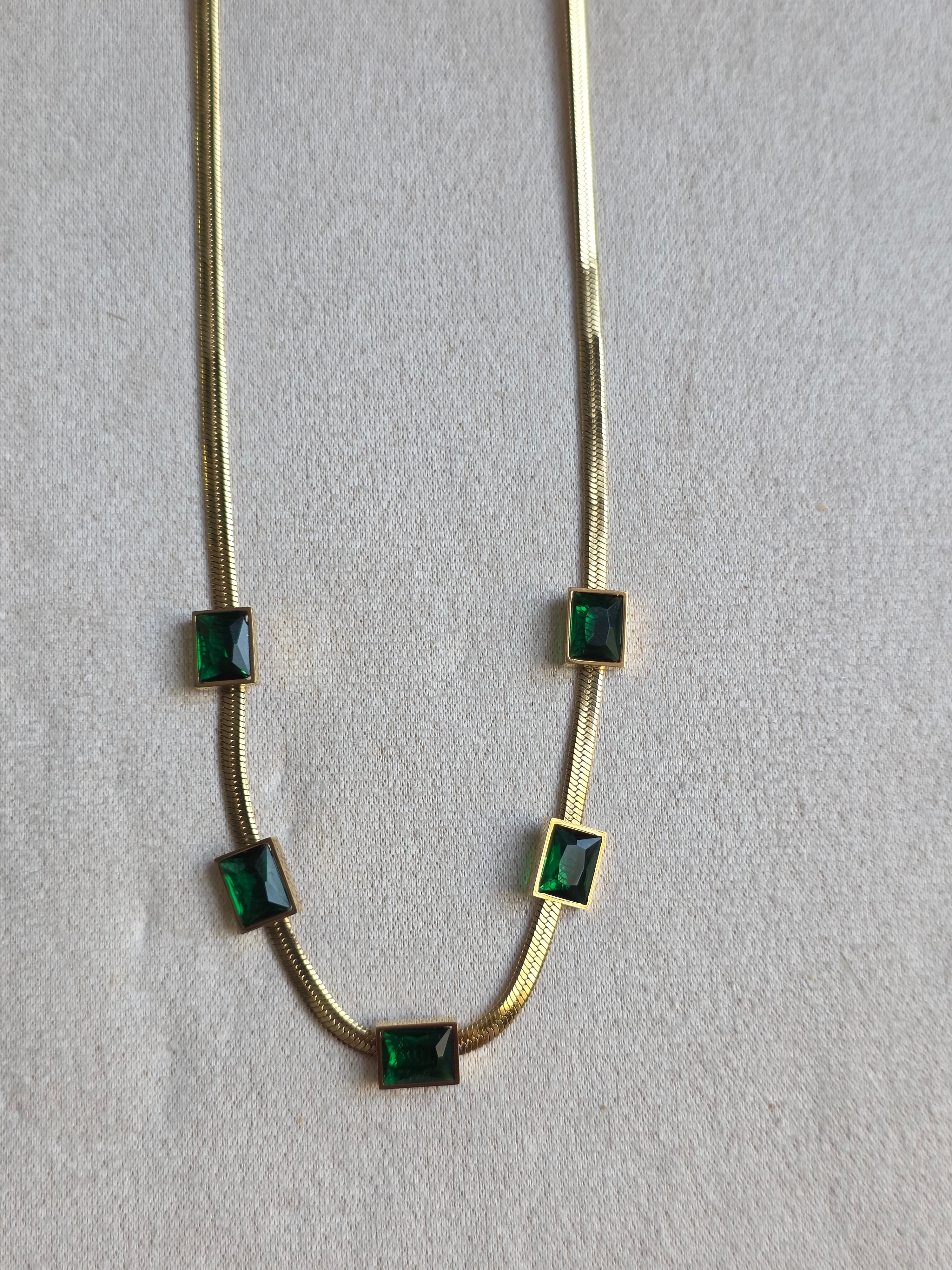 Collier Chaîne Serpent Pierres Émeraude Dorées