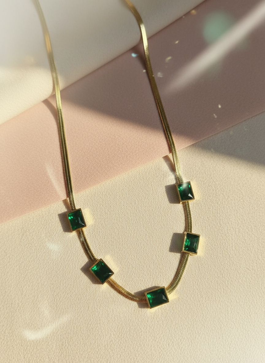 Collier Chaîne Serpent Pierres Émeraude Dorées