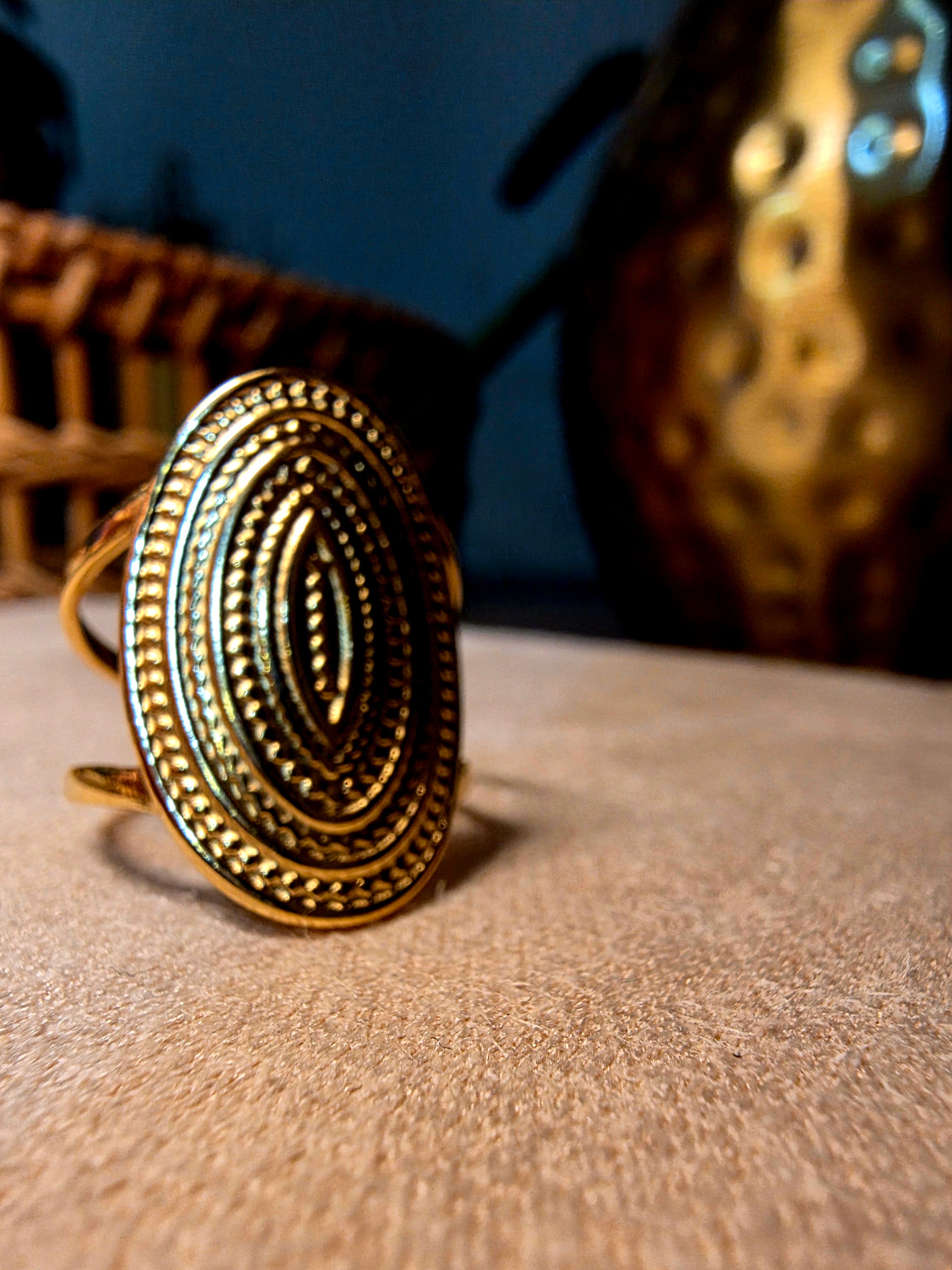 Bague Dorée Large Ovale Motifs Perlés