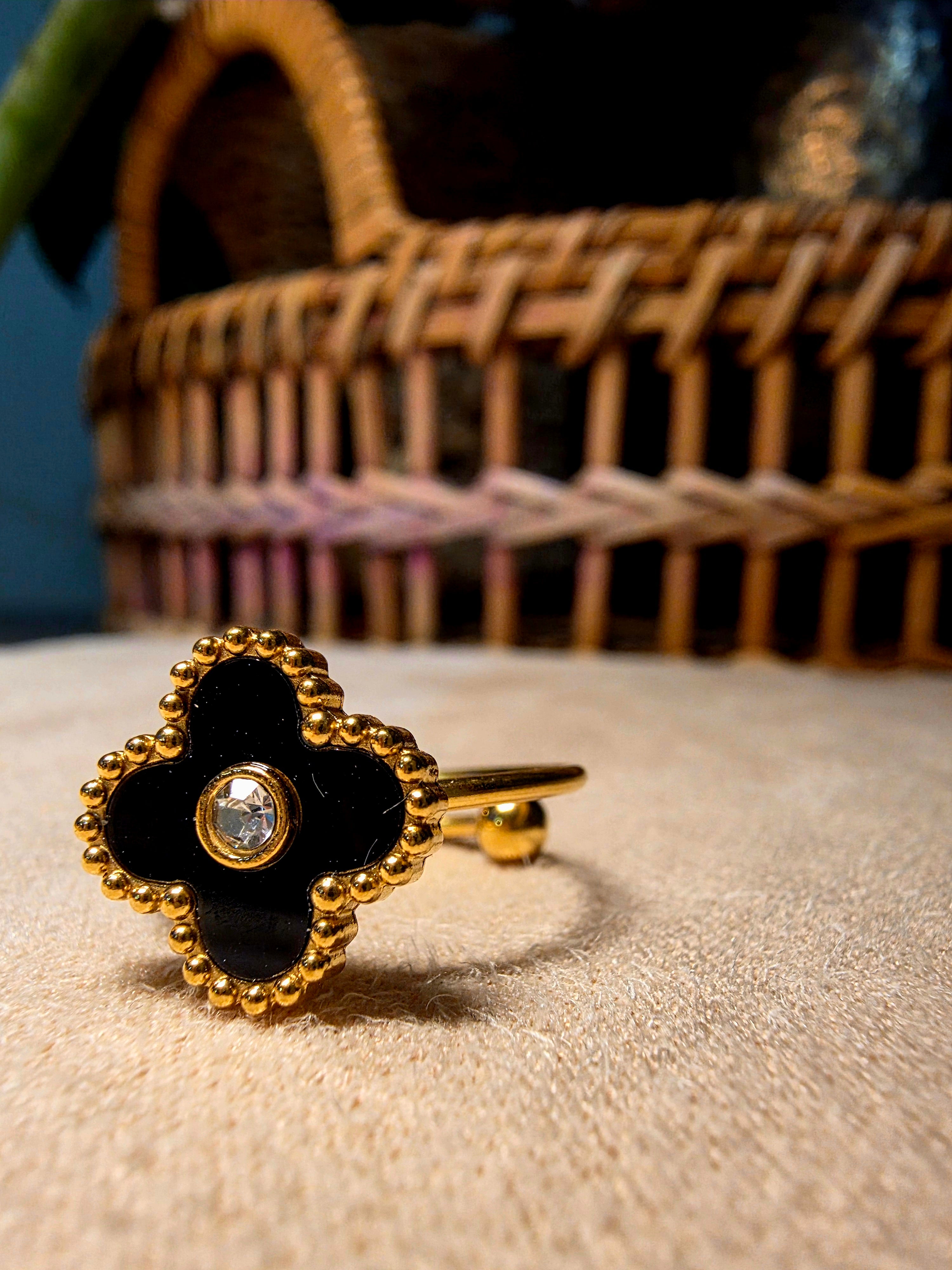 Bague Acier Inoxydable Dorée Trèfle Noir Onyx Strass Central Ajustable