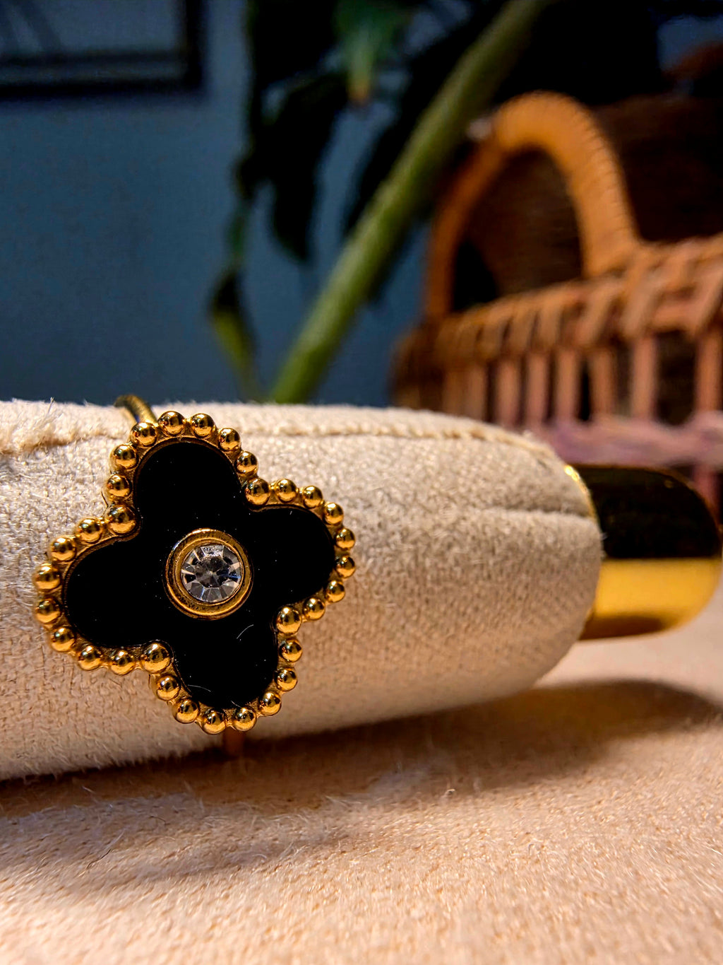 Bague Acier Inoxydable Dorée Trèfle Noir Onyx Strass Central Ajustable