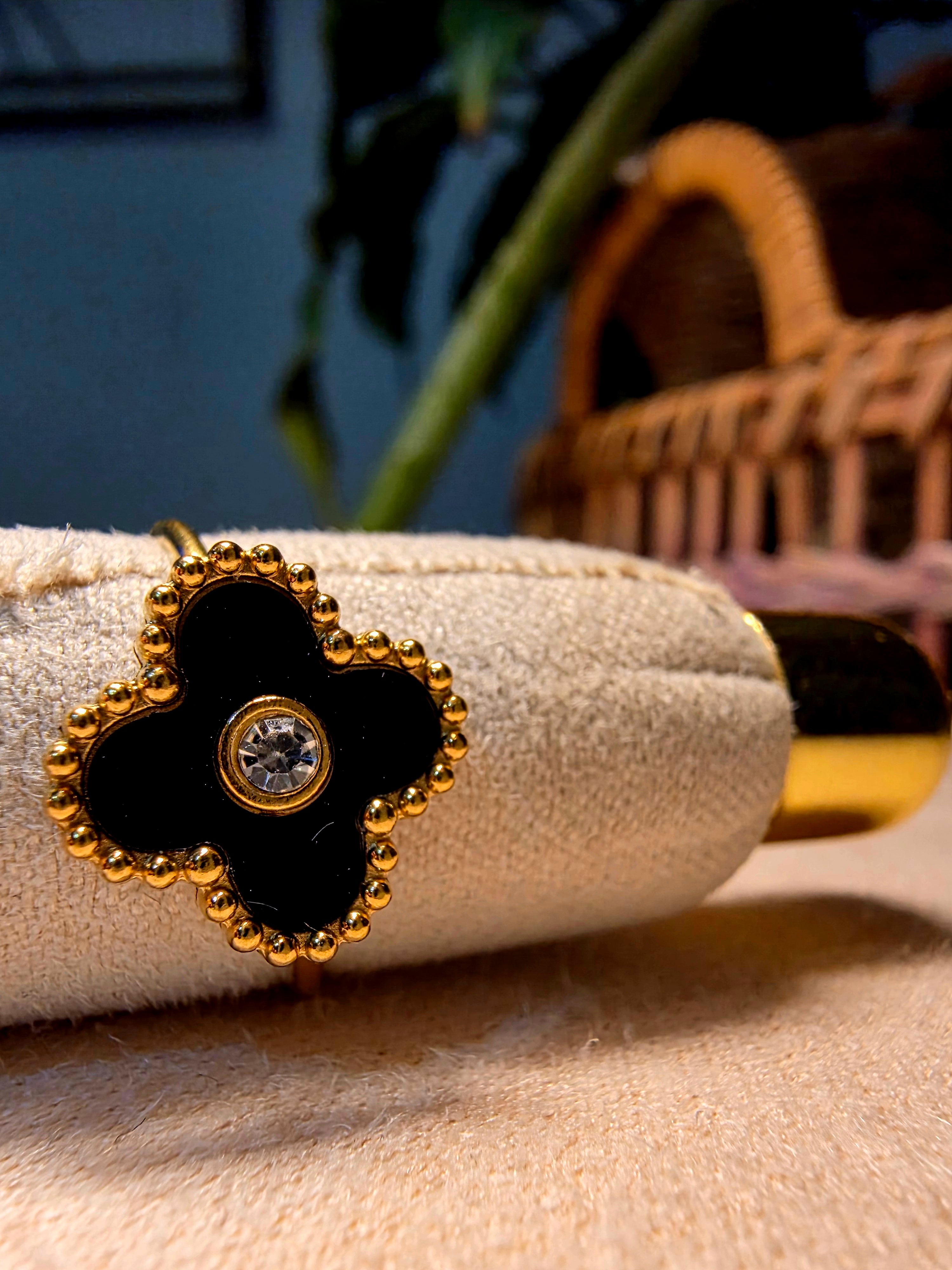 Bague Acier Inoxydable Dorée Trèfle Noir Onyx Strass Central Ajustable